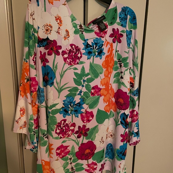 Ladies Beautiful top. - Picture 4 of 7